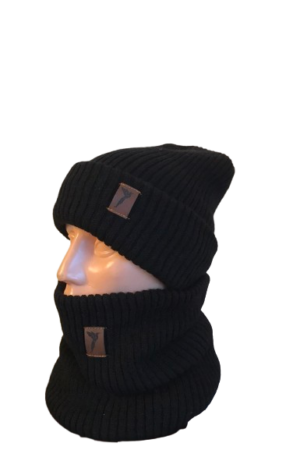 Megzta juoda prailginta kepurė su mova